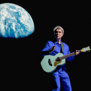 Στην Αθήνα ο David Byrne για μια εμφάνιση στο Release Athens x SNF Nostos 2026