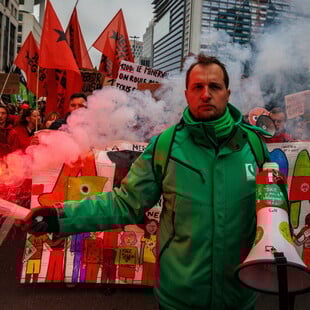 Δεκάδες χιλιάδες στους δρόμους των Βρυξελλών για τις περικοπές στις συντάξεις και την υγεία