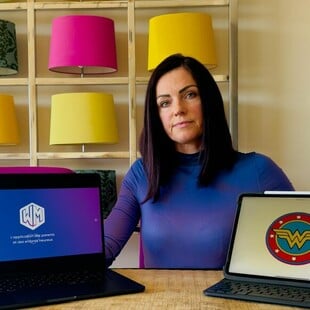 Wondermum vs Wonder Woman: Η «μάχη» μιας μητέρας με την αυτοκρατορία υπερηρώων DC