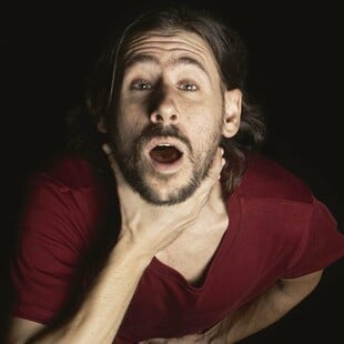 Baby Reindeer: Ο Μάκης Παπαδημητρίου σκηνοθετεί την επιτυχία του Netflix στο Θέατρο Ιλίσια-Βολανάκης