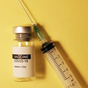 COVID-19: Ο ΕΟΔΥ καλεί σε έγκαιρο εμβολιασμό των ευάλωτων ομάδων για την περίοδο 2025/26