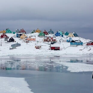 Νέα επιστημονική μελέτη: Η Γροιλανδία «συρρικνώνεται» και μετατοπίζεται λόγω κλιματικής αλλαγής