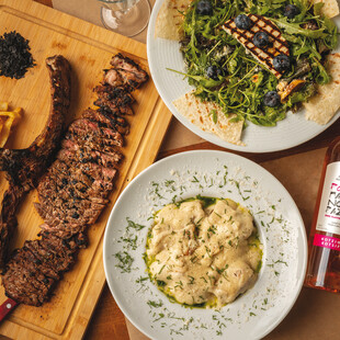 Ροζ Πάνθηρας: Το grill house που κάνει το Παγκράτι να μοσχομυρίζει φαγητό