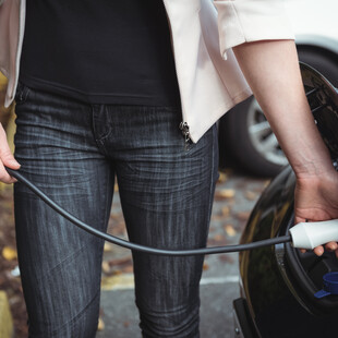 Τα plug-in υβριδικά ρυπαίνουν σχεδόν όσο και τα βενζινοκίνητα, σύμφωνα με νέα έρευνα