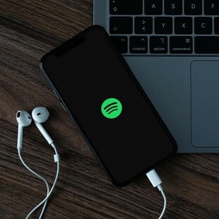 Spotify: Συνεργάζεται με τις μεγάλες δισκογραφικές για την «ηθική» χρήση της AI στη μουσική