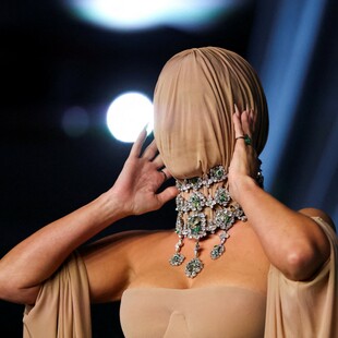 Κιμ Καρντάσιαν: Αγνώριστη στο Academy Museum Gala - Τολμηρή εμφάνιση με nude μάσκα στο κόκκινο χαλί