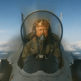 Ο «βασιλιάς Τραμπ» μοιράζεται βίντεο που τον δείχνει να βομβαρδίζει με περιττώματα διαδηλωτές