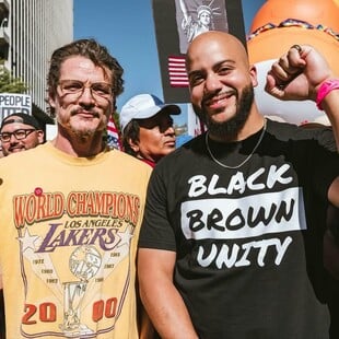 Ο Πέδρο Πασκάλ στους δρόμους κατά του Τραμπ – Ποιοι διάσημοι συμμετείχαν στις πορείες