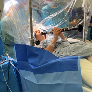 Βρετανία: Γυναίκα έπαιξε κλαρινέτο κατά τη διάρκεια χειρουργείου για τη νόσο Πάρκινσον