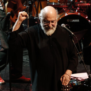 «Αντίο μάγε της σκηνής» - Έλληνες καλλιτέχνες αποχαιρετούν τον σπουδαίο Διονύση Σαββόπουλο