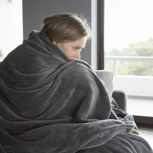 Βρετανία: Πάροχοι ρεύματος χαρίζουν ηλεκτρικές κουβέρτες – Στόχος η μείωση της κατανάλωσης