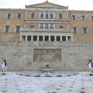 Μνημείο Αγνώστου Στρατιώτη: «Μέσα σε λίγες ώρες ο κ. Δούκας αναίρεσε τον εαυτό του», λένε κυβερνητικές πηγές