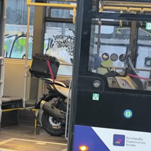 Οδηγός λεωφορείου μεταφέρει τη μηχανή του με το... λεωφορείο