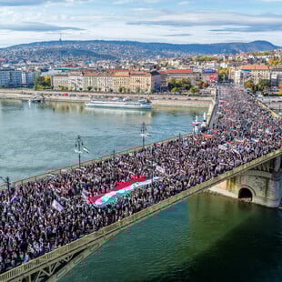 Η Ουγγαρία στους δρόμους: Μαζικές συγκεντρώσεις Ορμπάν και Μάγιαρ ενόψει των εκλογών