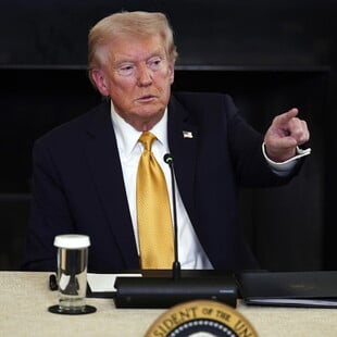 Ο Τραμπ «παγώνει» τις εμπορικές συνομιλίες με τον Καναδά λόγω διαφήμισης με τη φωνή του Ρίγκαν