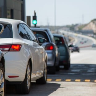 «Αν αγαπάς την οικογένειά σου, προσοχή στον δρόμο» - Το SMS του Υπουργείου Μεταφορών στους εκδρομείς