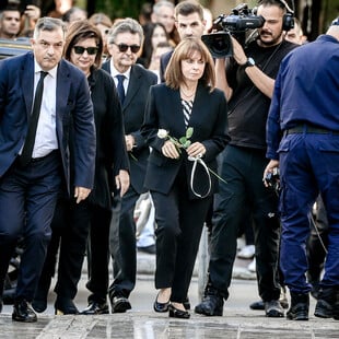 Συγκίνησε η Κατερίνα Σακελλαροπούλου στην κηδεία Σαββόπουλου: «Θα σου την προσέχουμε την Άσπα, να είσαι ήσυχος»