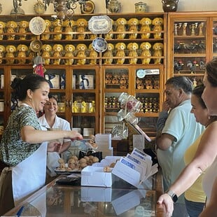 «Τυπικά γλυκά» με ιστορία αιώνων και οι ποπούσες που έσωσαν ένα έθνος