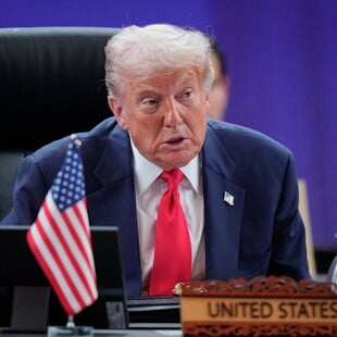 Τραμπ για Πούτιν: «Θα έπρεπε να τερματίσει τον πόλεμο με την Ουκρανία αντί να δοκιμάζει πυραύλους»