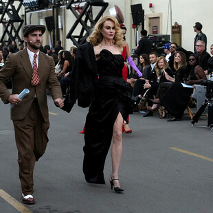 Vogue World - Hollywood 2025: Νικόλ Κίντμαν και σταρ της μόδας ένωσαν δυνάμεις στα στούντιο της Paramount