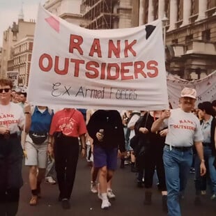 Ο βασιλιάς Κάρολος συμμετείχε για πρώτη φορά σε εκδήλωση για τους ΛΟΑΤΚΙ+ βετεράνους του στρατού