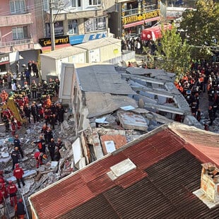 Τουρκία: Δύο νεκροί ανασύρθηκαν από το επταώροφο κτήριο που κατέρρευσε