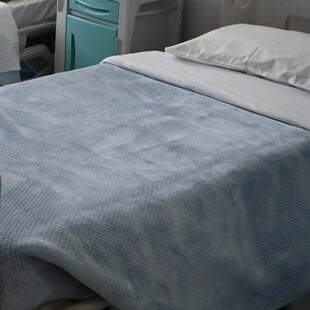 Γλυφάδα: Μάχη για τη ζωή της δίνει η 70χρονη που δέχθηκε επίθεση με πέτρα - Είναι σε καταστολή