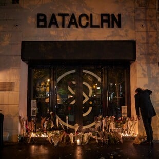 Μπατακλάν: Ο σκηνοθέτης της σειράς για την τρομοκρατική επίθεση απορρίπτει τους ισχυρισμούς περί ασέβειας