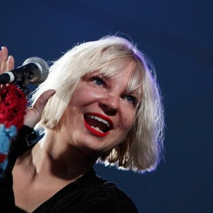 «Η Sia αποτελεί άμεσο κίνδυνο για τον γιο μας», λέει ο Daniel Bernad - «Αυτός ερευνάται για παιδική πορνογραφία», απαντά η σταρ