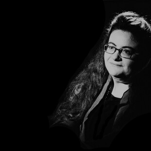 Η Νένα Βενετσάνου φέρνει τις «Σκληρές Βιολέτες» στο ΦΟΥΓΑΡΟ για μία μοναδική βραδιά