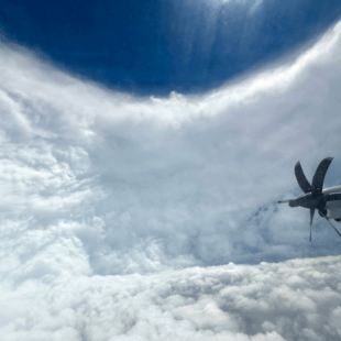 Τυφώνας Μελίσα: Εντυπωσιακά βίντεο μέσα από το «μάτι»