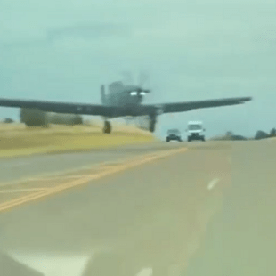 ΗΠΑ: Πολεμικό αεροσκάφος παραλίγο να συγκρουστεί με Tesla – Το βίντεο από την κάμερα του οδηγού