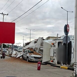 Σφοδρό τροχαίο στη Βάρη: Νταλίκα ανατράπηκε και συνέθλιψε ΙΧ