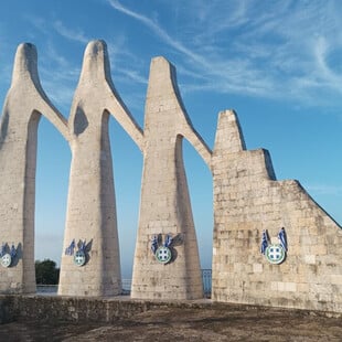 Βανδάλισαν το μνημείο «Ο Χορός του Ζαλόγγου» – Κάρφωσαν σημαίες και εθνόσημα στο έργο του Ζογγολόπουλου