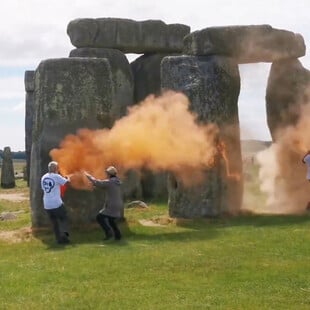 Βρετανία: Αθωώθηκαν οι ακτιβιστές που είχαν ψεκάσει το Στόουνχεντζ με πορτοκαλί μπογιά
