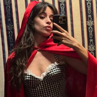 Camila Cabello: Η εκρηκτική εμφάνισή ως μοντέρνα «Κοκκινοσκουφίτσα» για το Halloween