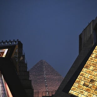 Ξεκίνησαν τα λαμπρά εγκαίνια του Μεγάλου Αιγυπτιακού Μουσείου - Live η τελετή δίπλα στις Πυραμίδες της Γκίζας