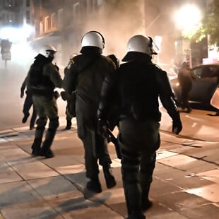 Εξάρχεια: Επεισόδια μετά από πορεία για τον θάνατο του άνδρα από τη βόμβα στους Αμπελόκηπους