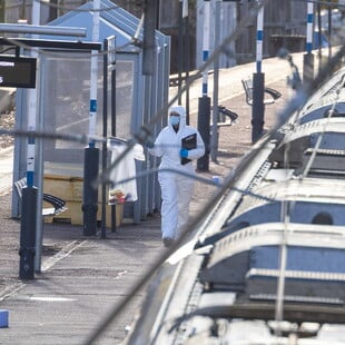 Βρετανία: Εργαζόμενος «έσωσε ζωές» κατά την επίθεση στο τρένο - Κρίσιμη η κατάστασή του