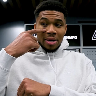 Γιάννης Αντετοκούνμπο: «Άρπαξα έναν ληστή» - Εμφανίστηκε με μαυρισμένο μάτι σε αγώνα 