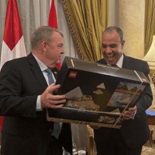 Ο Δανός ΥΠΕΞ έκανε δώρο στον Αιγύπτιο ομόλογό του πυραμίδα lego για τα εγκαίνια του Μεγάλου Αιγυπτιακού Μουσείου