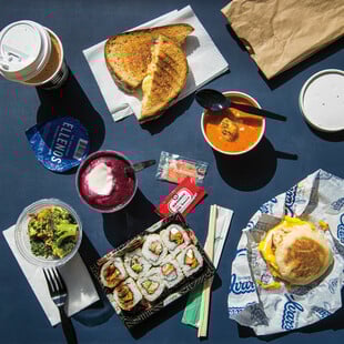 Γιατί πληρώνουμε χρυσό το φαγητό στο αεροδρόμιο;