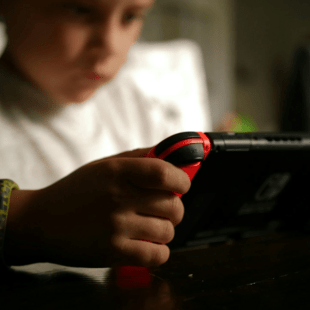 Ευρωκοινοβούλιο: Συζήτηση για την προστασία των παιδιών και εφήβων στο διαδίκτυο