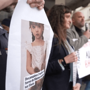 Γαλλία: Ακτιβίστριες διαμαρτύρονται κατά της Shein για τις «sex dolls» με παιδικά χαρακτηριστικά