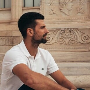 Ο Νόβακ Τζόκοβιτς φωτογραφίζεται στην Ακαδημία Αθηνών: «Γεμίζοντας με λίγη ενέργεια Έλληνα Θεού»