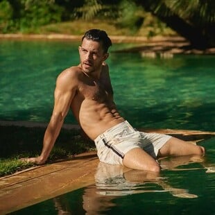 Τζόναθαν Μπέιλι: Ο πιο σέξι άνδρας για το 2025, σύμφωνα με το People