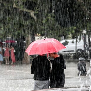 Καιρός: Ισχυρές βροχές και καταιγίδες σε Αττική, ανατολικά και βορειοδυτικό Αιγαίο – Επικαιροποιήθηκε το έκτακτο δελτίο