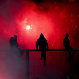 Οι πιτσιρικάδες με τα μαχαίρια και με τα μυαλά στα κάγκελα 
