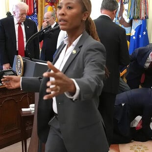 Εκπρόσωπος φαρμακοβιομηχανίας κατέρρευσε κατά τη διάρκεια συνέντευξης Τύπου του Τραμπ