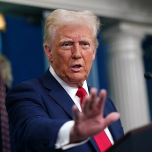 Ο Τραμπ συνεχίζει τις επιθέσεις εναντίον του «κομμουνιστή» Μαμντάνι